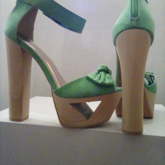 In unworn condition ankle strap heel zipper platform pumps size 7.5. - Picture 2 of 2